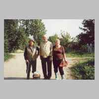 086-1052 Bild Mitte,Siegfried Schneider mit zwei russischen Pilzsammlern in Roddau im Jahre 2006.jpg